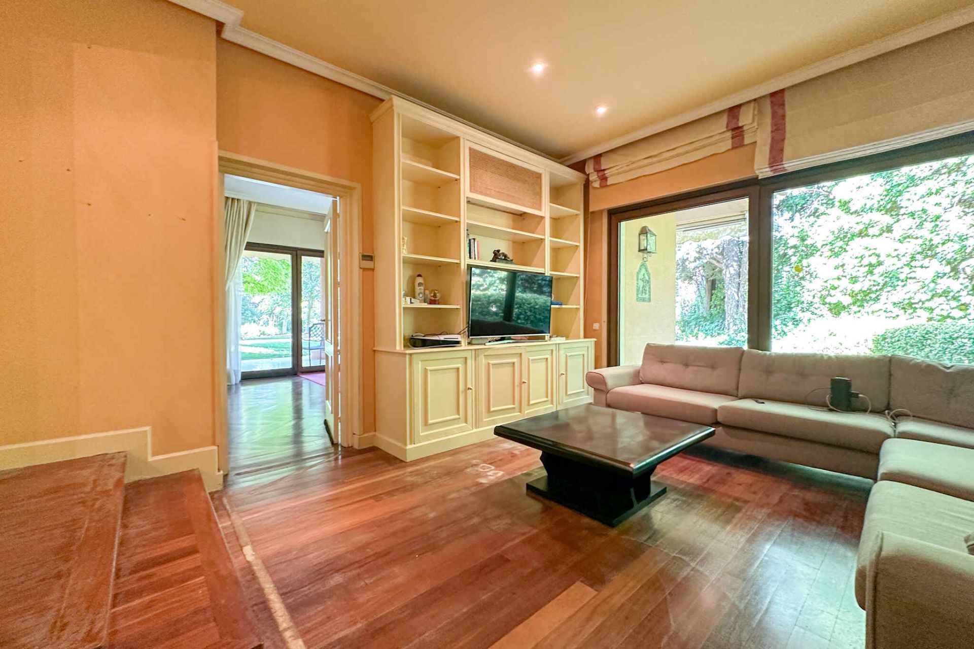 Sala d'estar de Casa o xalet en venda en  Madrid Capital amb Aire condicionat, Calefacció i Jardí privat