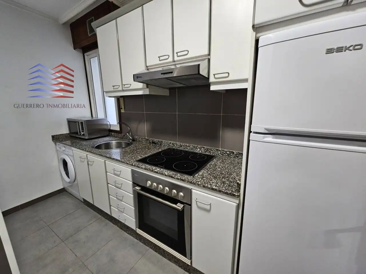 Cuina de Apartament de lloguer en Ourense Capital  amb Calefacció, Parquet i Moblat