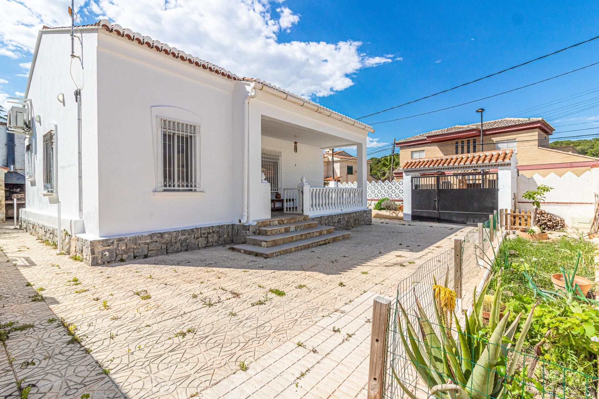 Vista exterior de Casa o xalet en venda en Torrent amb Aire condicionat, Calefacció i Jardí privat