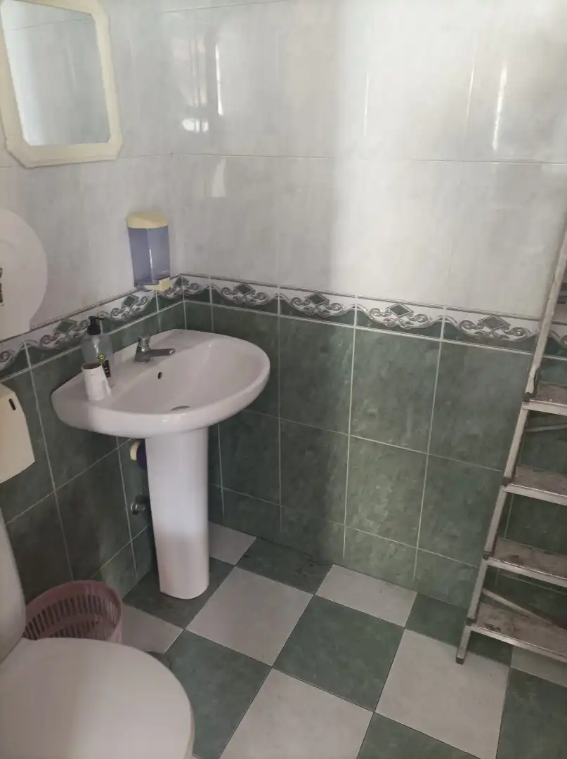 Badezimmer von Geschaftsraum zum Verkauf in Vélez-Málaga mit Klimaanlage, Terrasse und Möbliert