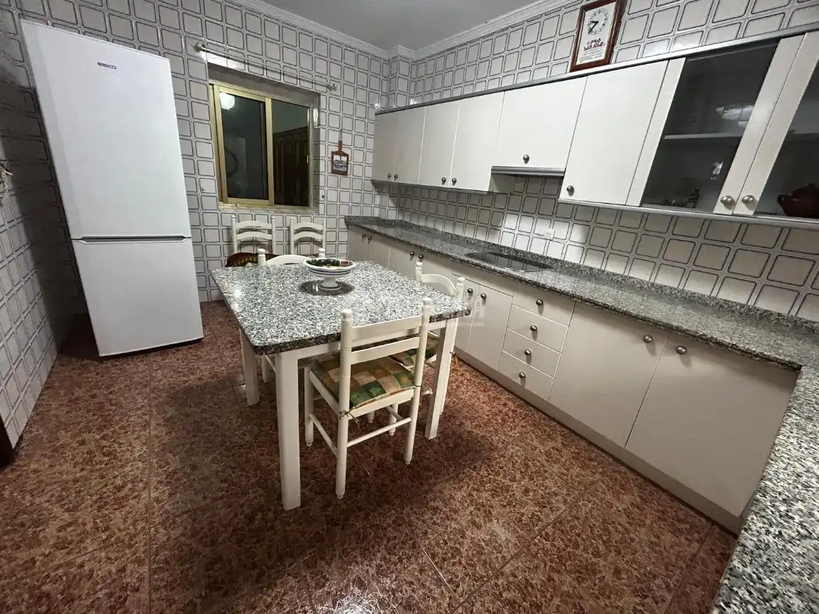 Cuina de Casa adosada en venda en La Rinconada amb Aire condicionat i Calefacció