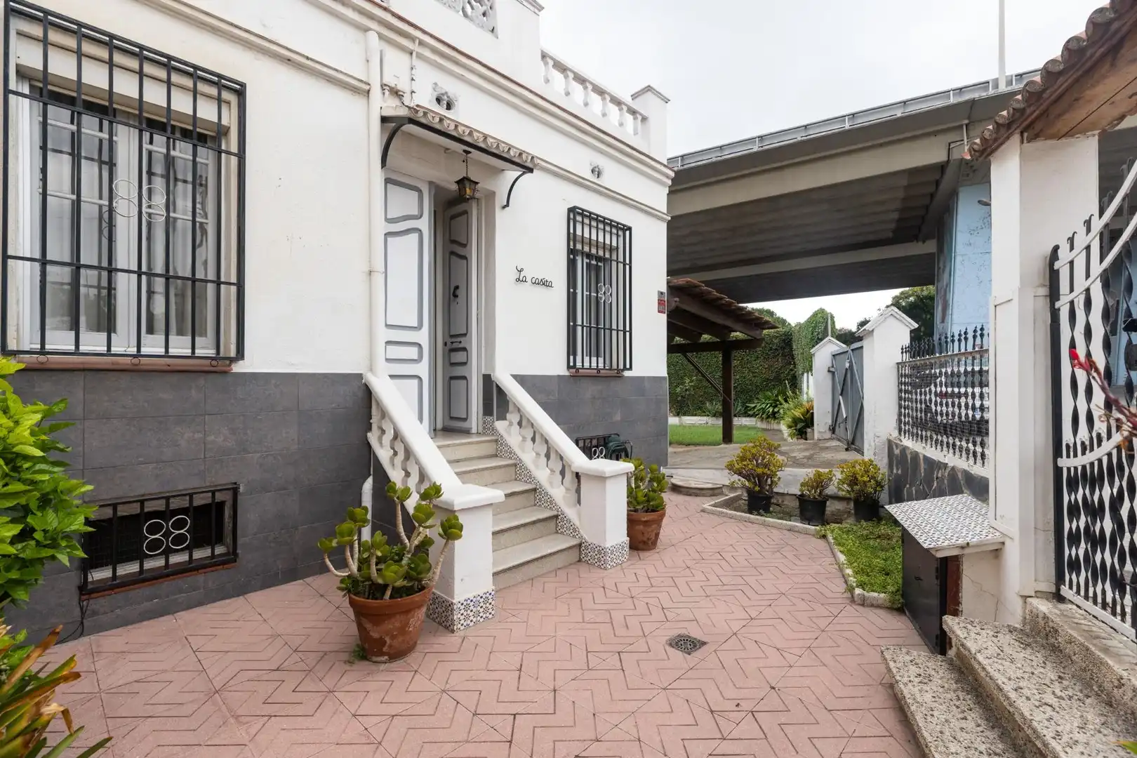 Vista exterior de Casa o xalet en venda en Montcada i Reixac amb Aire condicionat, Calefacció i Jardí privat