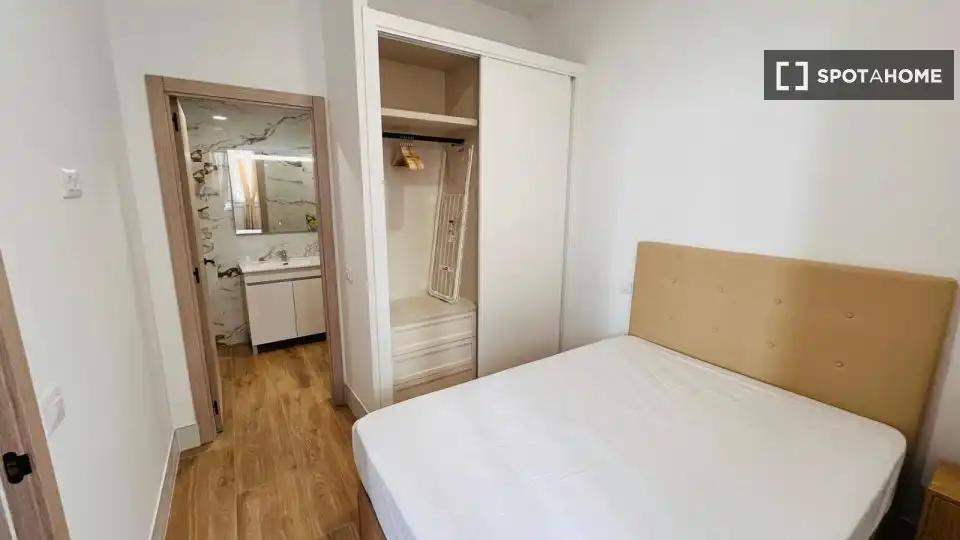 Schlafzimmer von Wohnung zur Miete in Madrid mit Klimaanlage, Heizung und Möbliert