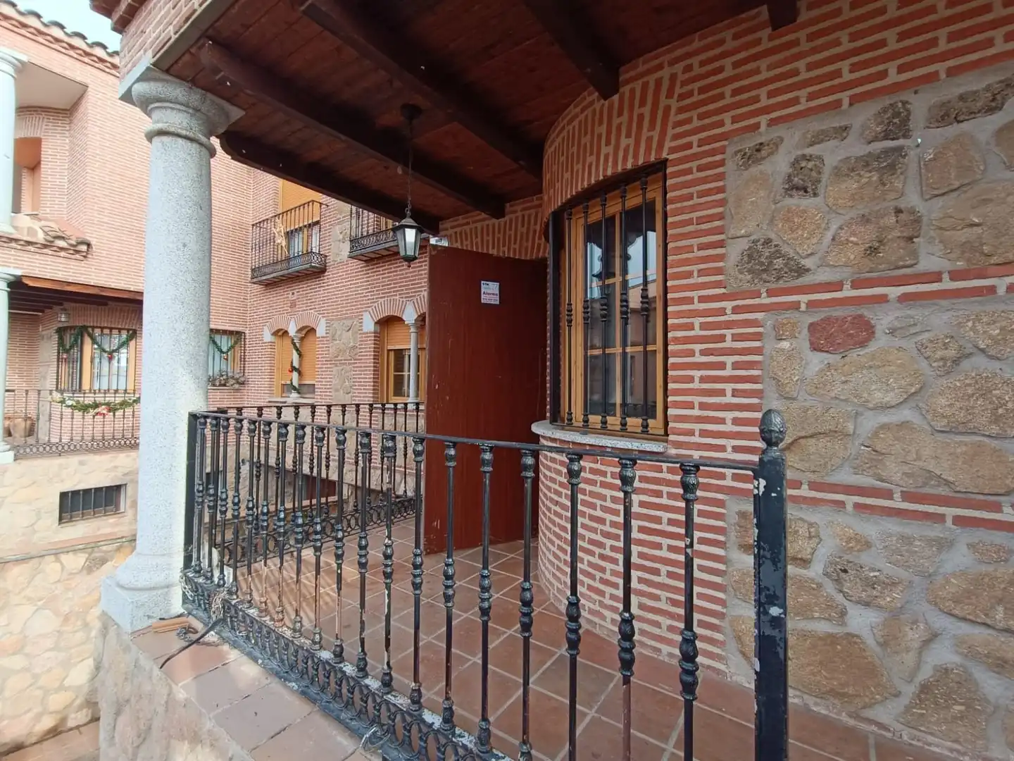 Vista exterior de Casa adosada en venda en Toledo amb Traster