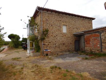 Vista exterior de Casa o xalet en venda en Aguilar de Campoo amb Calefacció i Jardí privat