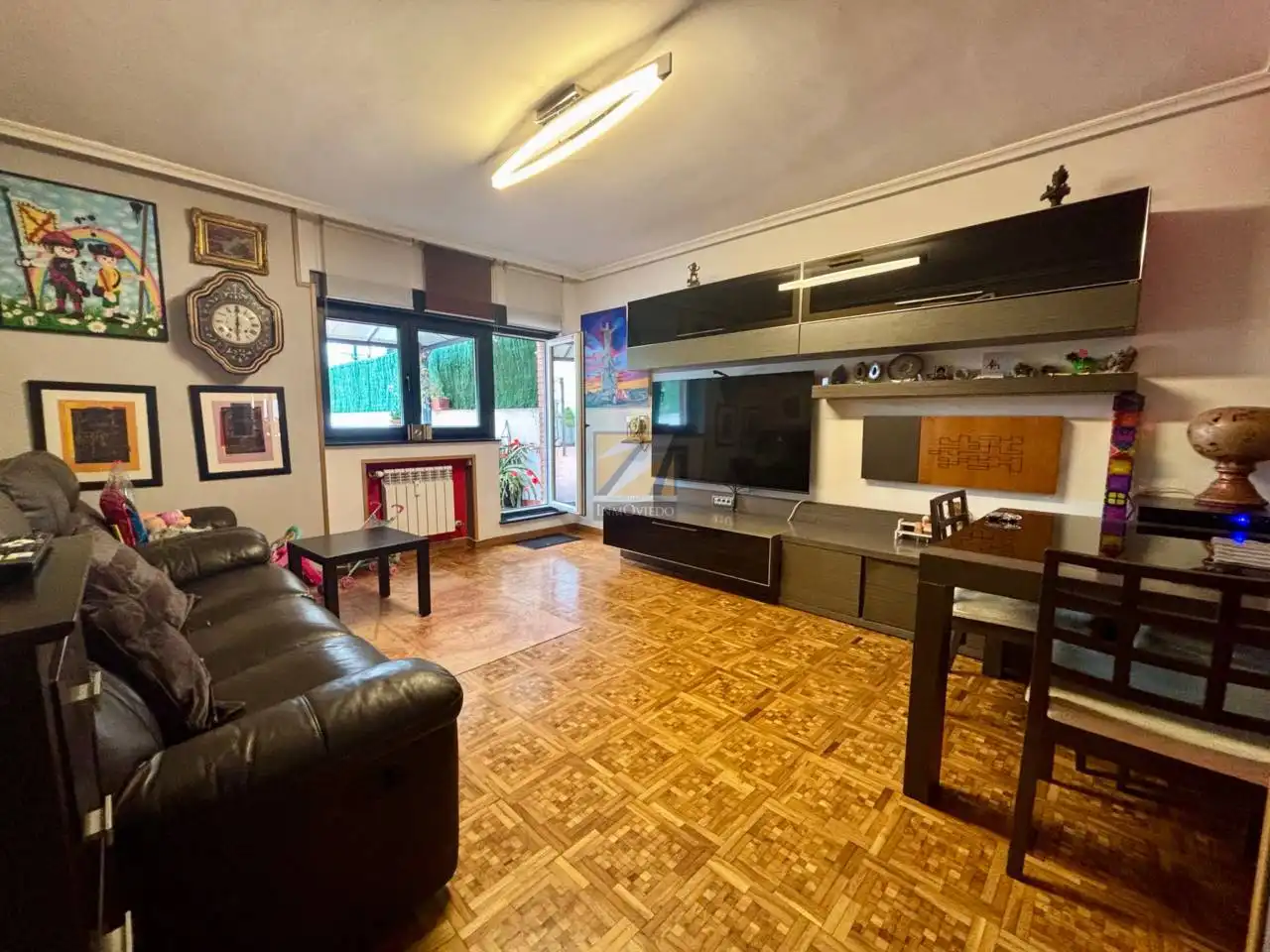 Sala de estar de Piso en venta en Oviedo  con Calefacción, Parquet y Terraza