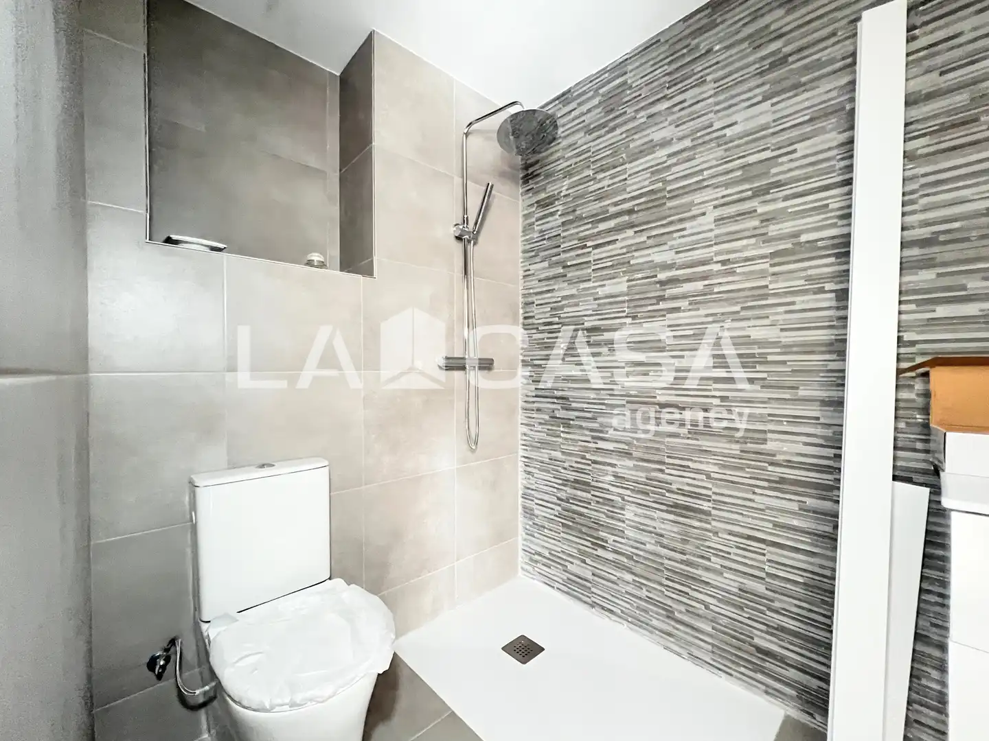 Badezimmer von Maisonette zum Verkauf in Badalona mit Klimaanlage