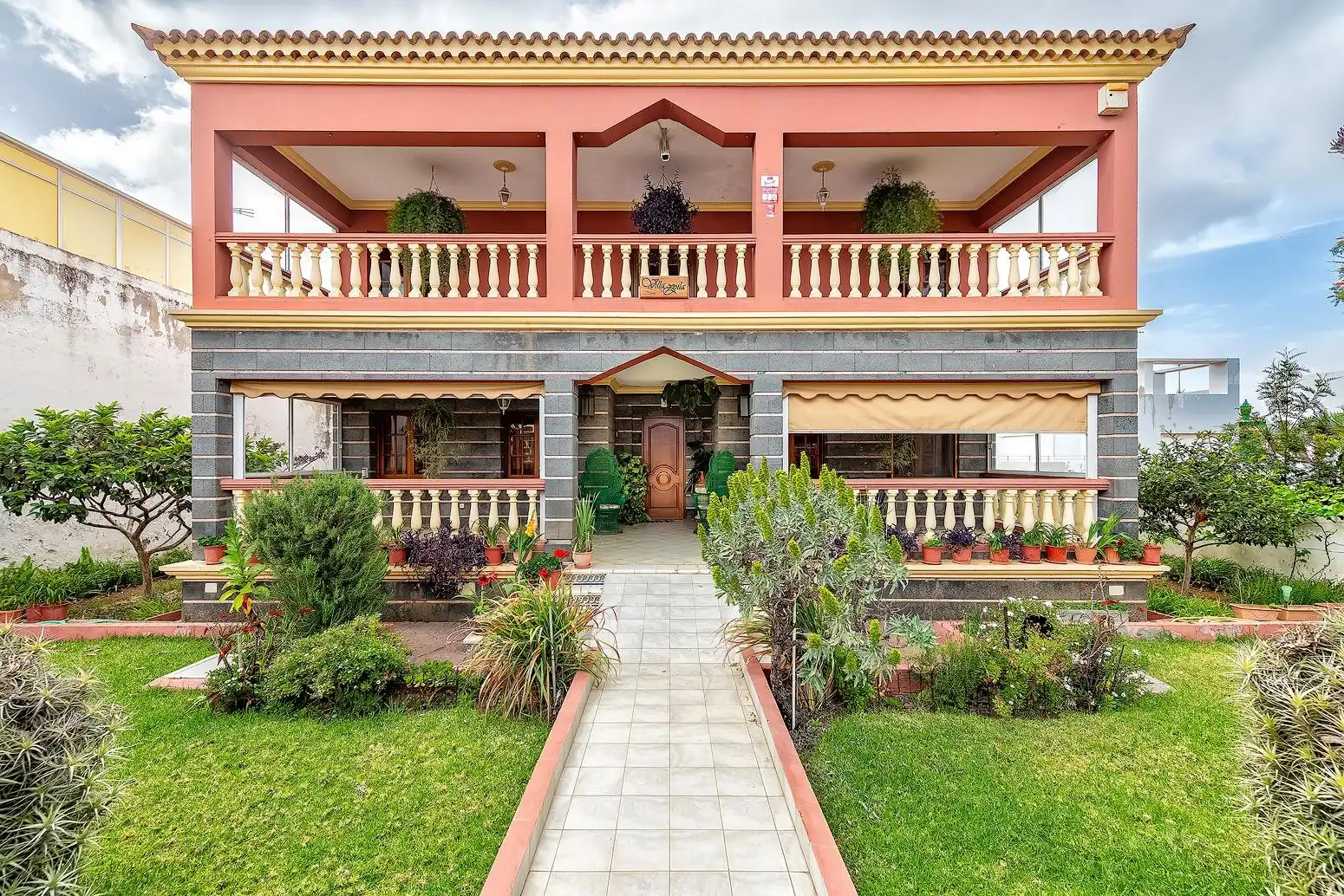 Vista exterior de Casa o xalet en venda en Las Palmas de Gran Canaria amb Aire condicionat, Jardí privat i Terrassa