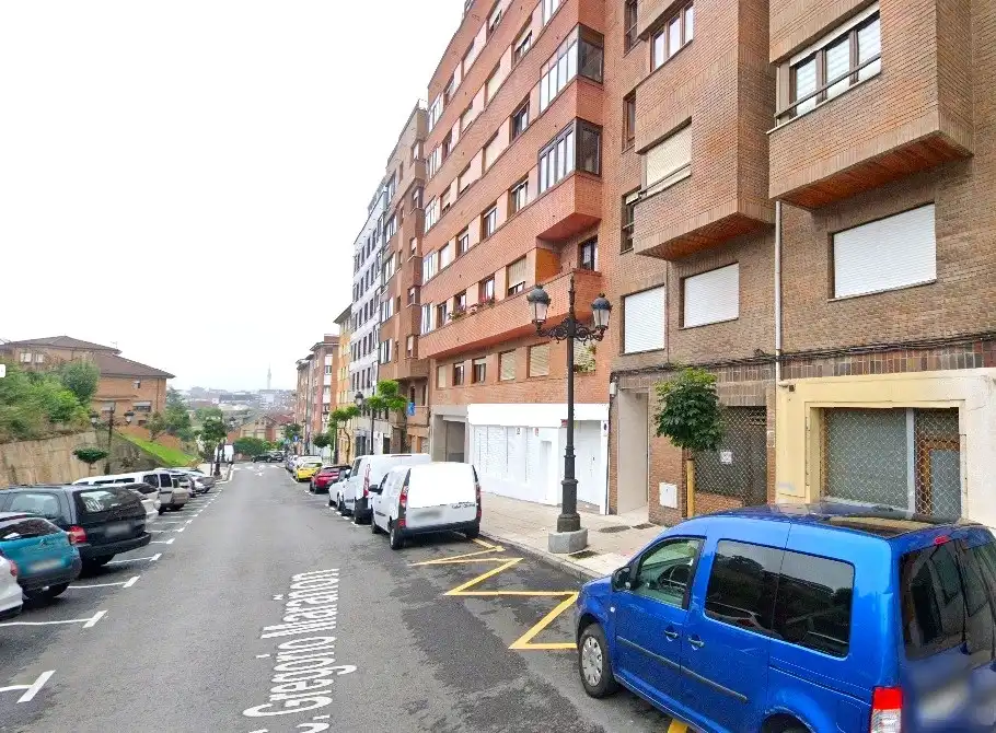 Außenansicht von Garage zum Verkauf in Oviedo 