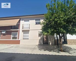 Vista exterior de Casa adosada en venda en Palma del Río amb Balcó