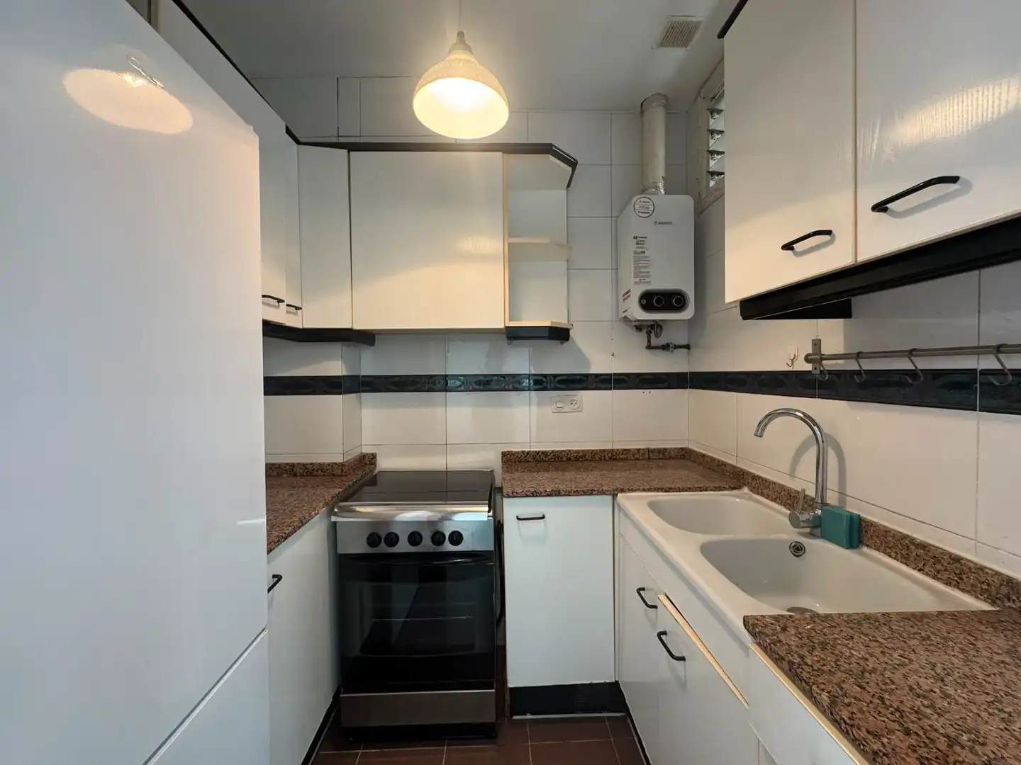 Cocina de Piso en venta en Barcelona con Horno, Microondas y Balcón
