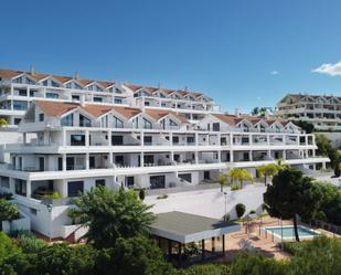 Vista exterior de Dúplex en venda en Estepona amb Calefacció, Jardí privat i Terrassa