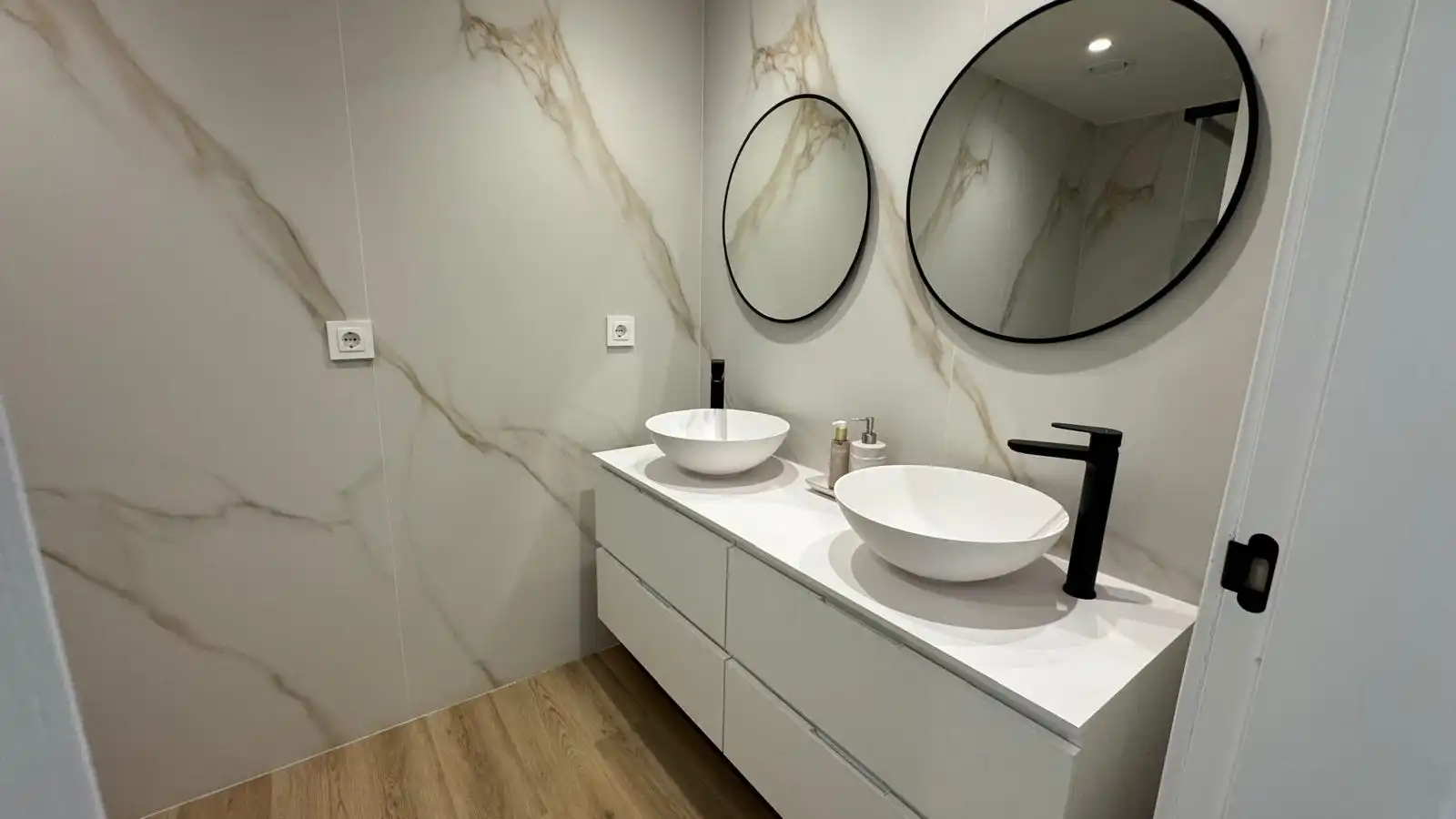 Badezimmer von Einfamilien-Reihenhaus zum Verkauf in Estepona mit Klimaanlage, Terrasse und Ofen
