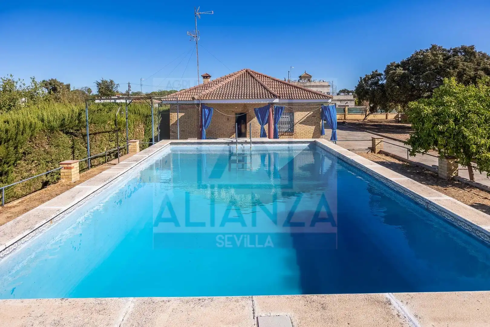 Houses for sale in Sanlúcar la Mayor, Sevilla