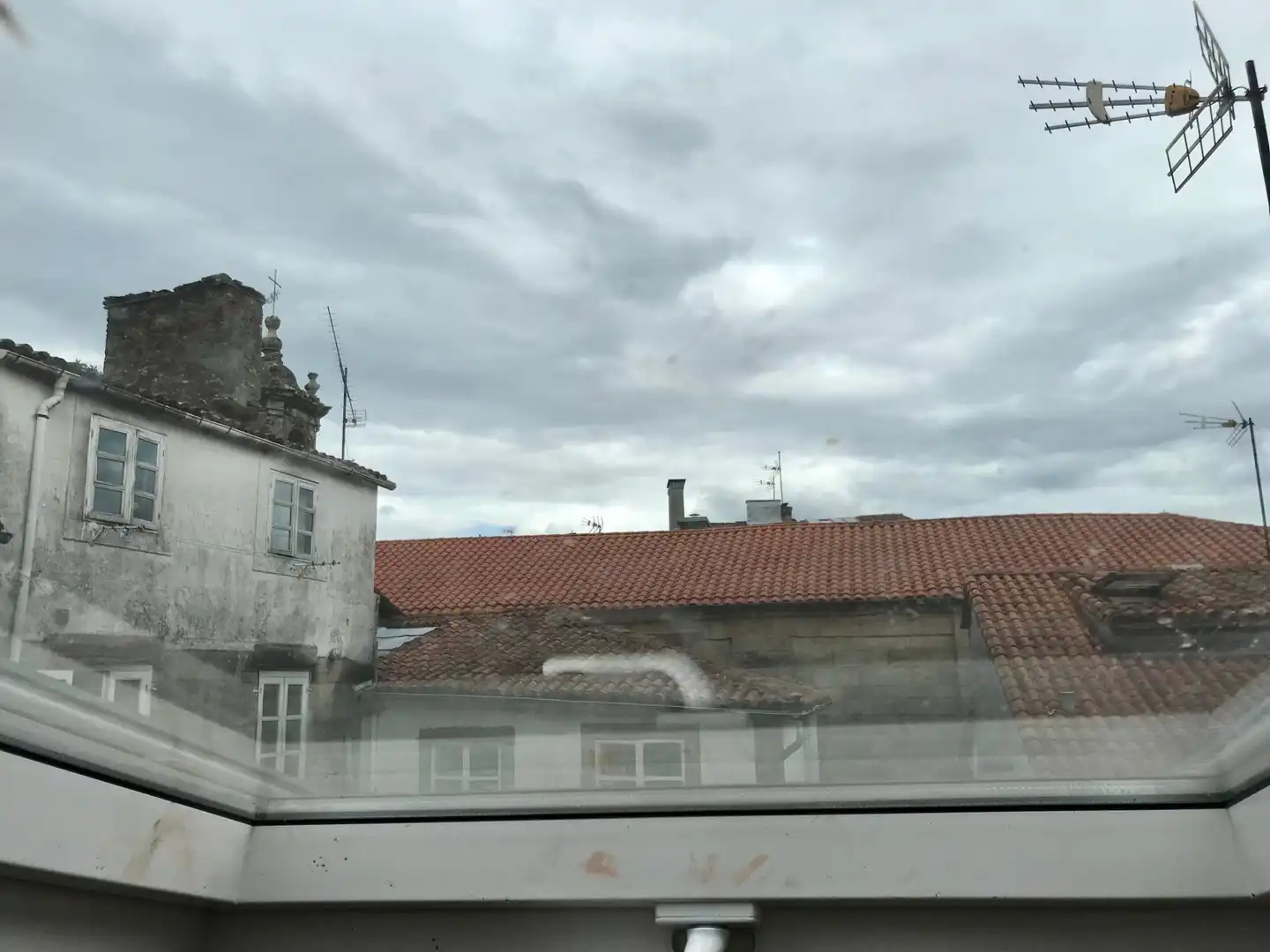 Vista exterior de Casa adosada en venda en Santiago de Compostela  amb Balcó