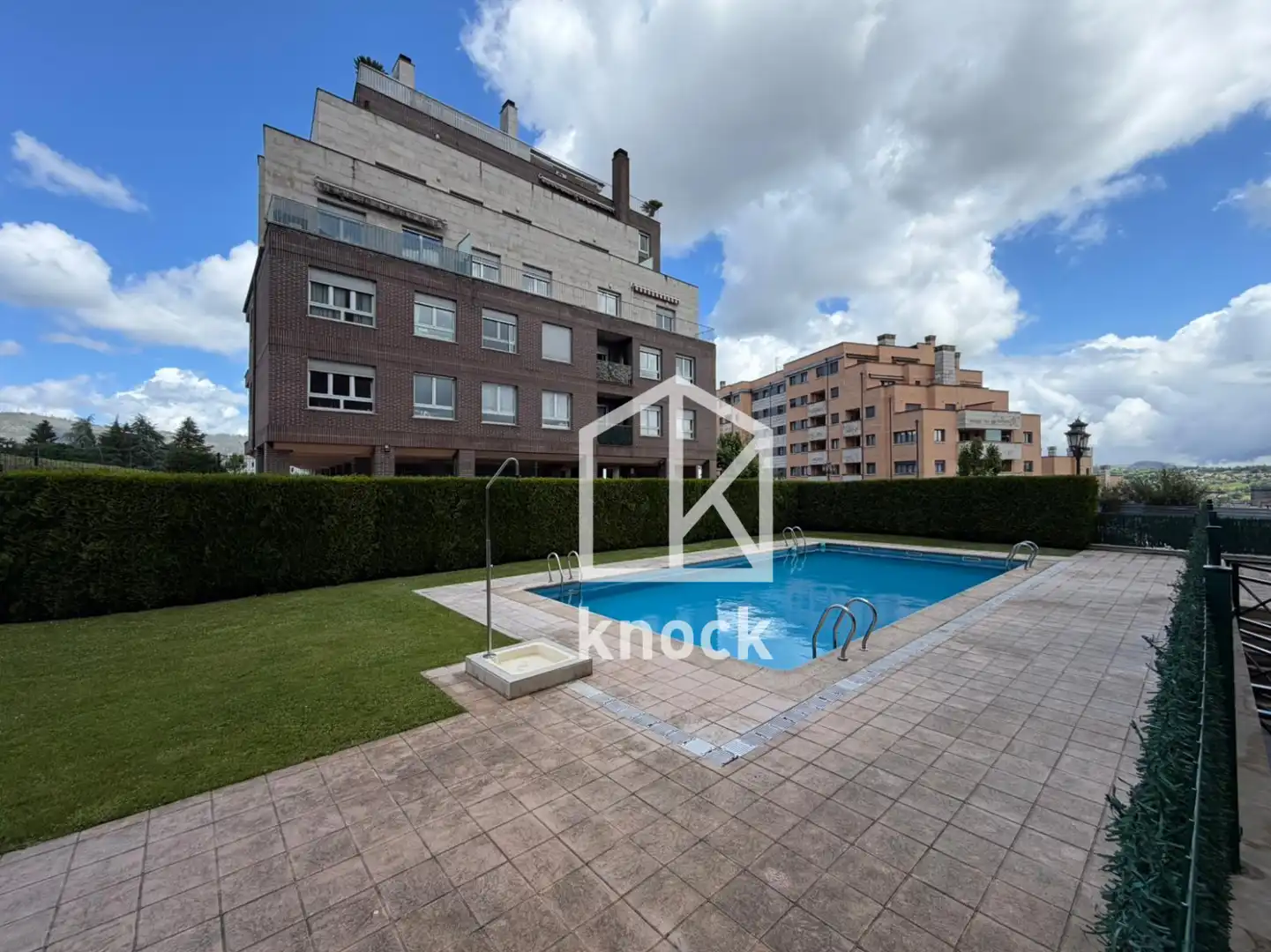 Piscina de Piso en venta en Oviedo  con Calefacción, Jardín privado y Trastero