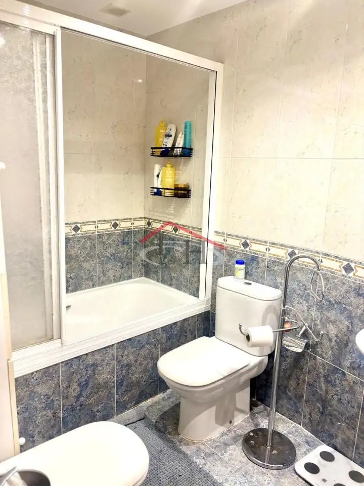Baño de Apartamento en venta en León Capital  con Calefacción, Parquet y Terraza