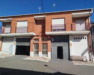 Vista exterior de Casa o xalet en venda en Villaquilambre amb Calefacció, Jardí privat i Parquet