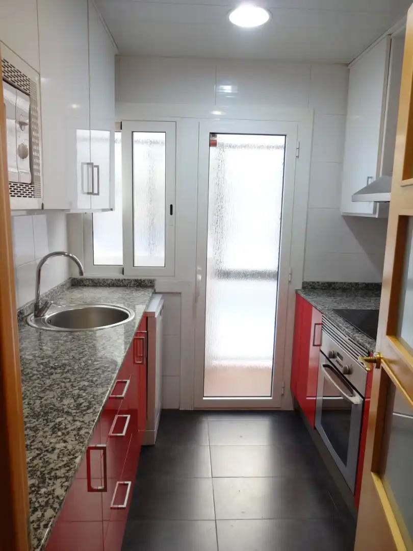Küche von Wohnung zum Verkauf in Barcelona mit Terrasse, Ofen und Mikrowelle