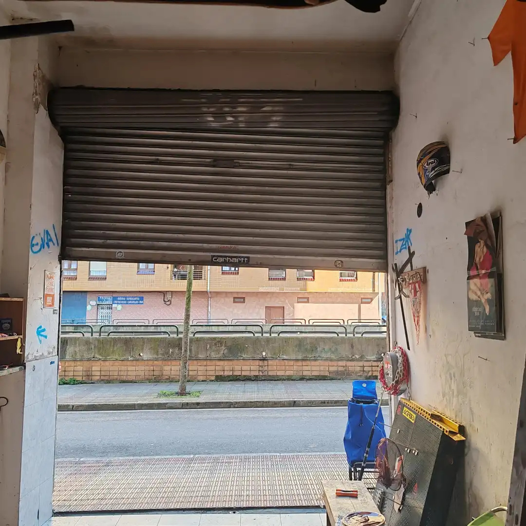 Local comercial en venta en Azkue Kalea 32, imagen 2