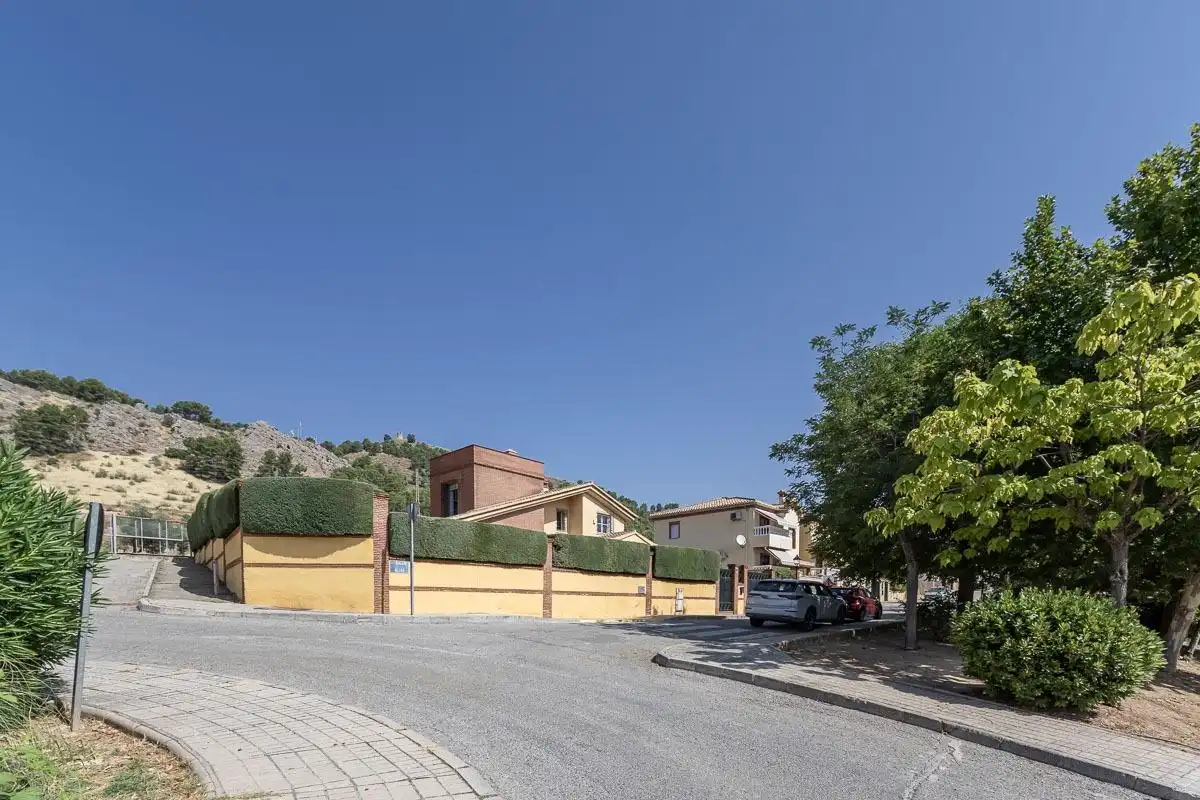 Vista exterior de Casa o xalet en venda en Albolote amb Calefacció, Jardí privat i Terrassa