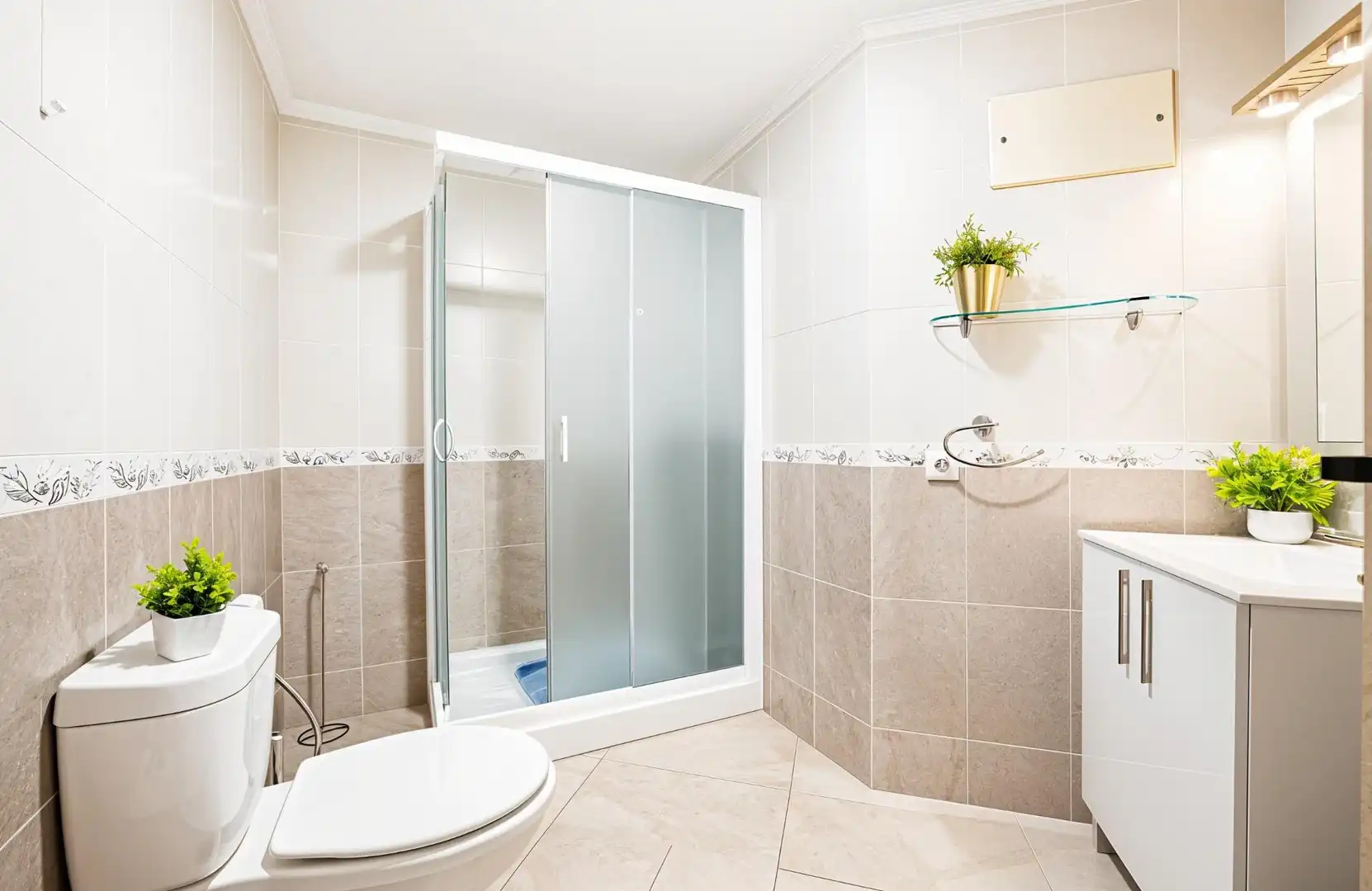 Badezimmer von Wohnungen zum Verkauf in Chiclana de la Frontera mit Privatgarten und Gemeinschaftspool