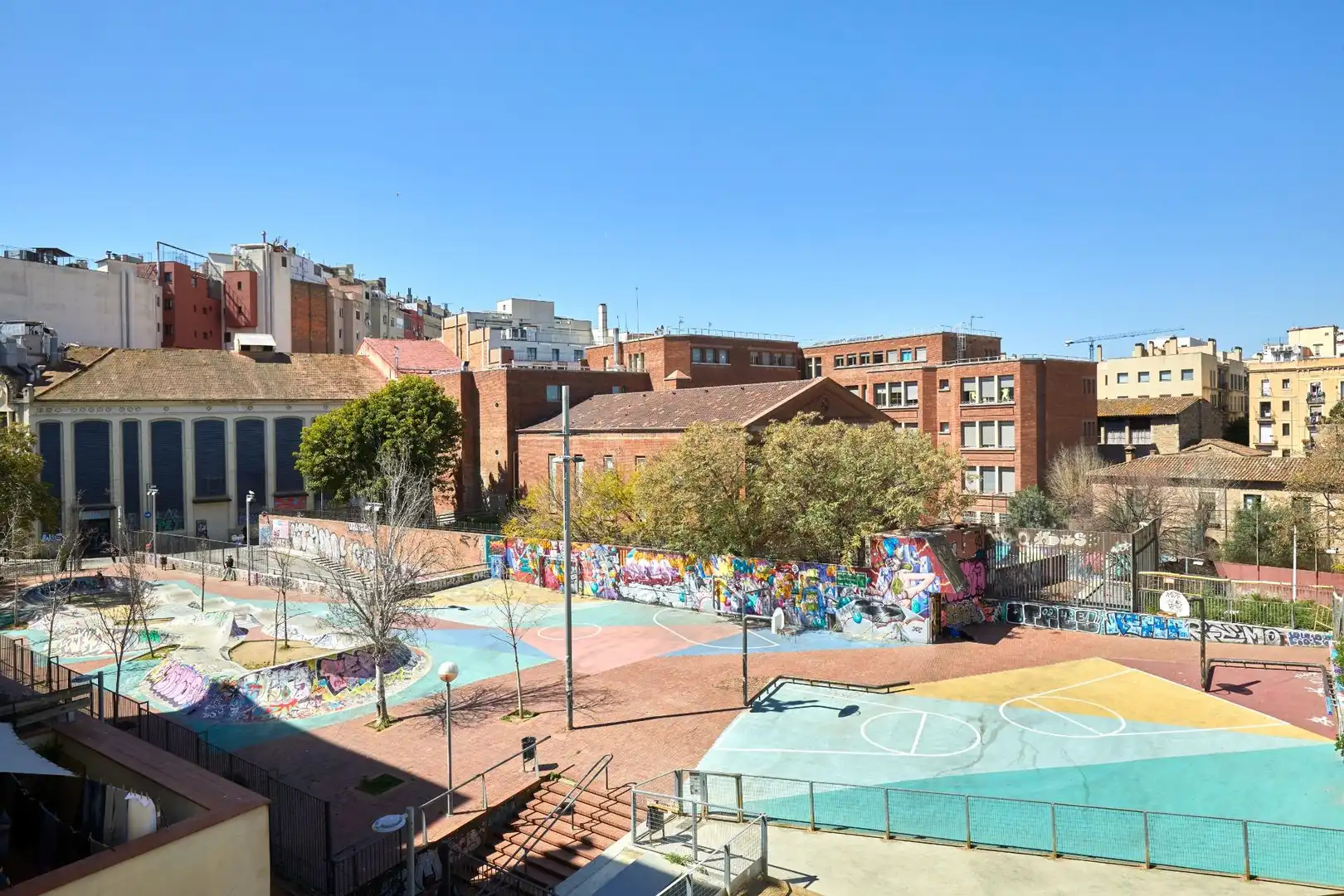 Vista exterior de Piso en venta en Barcelona con Balcón y Alarma