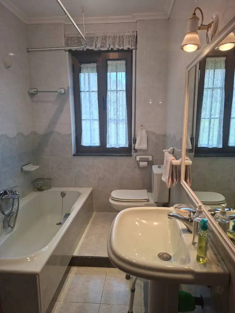Bathroom of Houses for sale in Soto del Barco  with Heating, Private garden and Parquet flooring