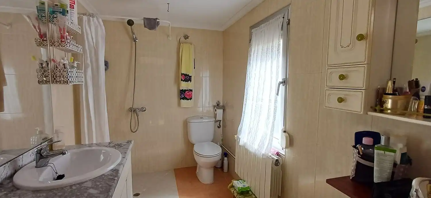 Bany de Casa o xalet en venda en Valderrey amb Calefacció, Terrassa i Traster