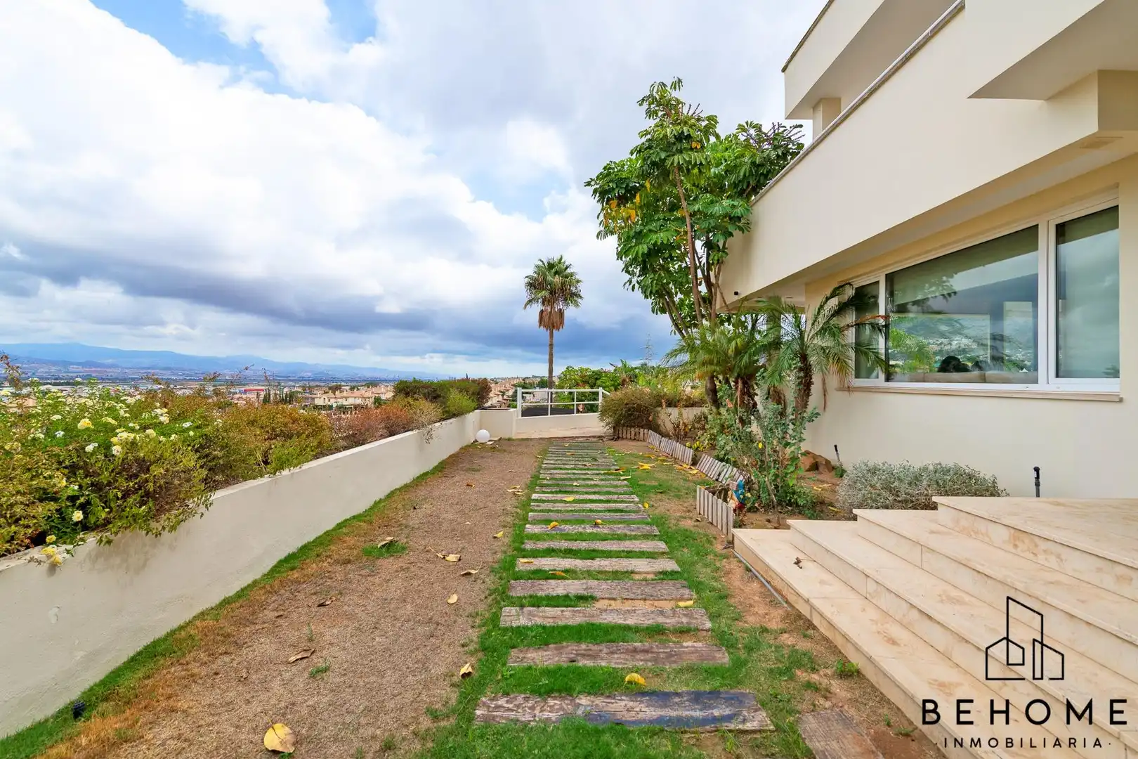 Vista exterior de Casa o xalet en venda en Alhaurín de la Torre amb Aire condicionat, Jardí privat i Terrassa