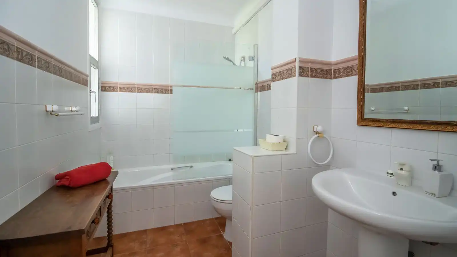 Baño de Piso en venta en Marbella con Aire acondicionado, Terraza y Amueblado