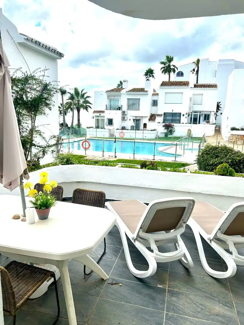 Casa con piscina en venta en Calahonda