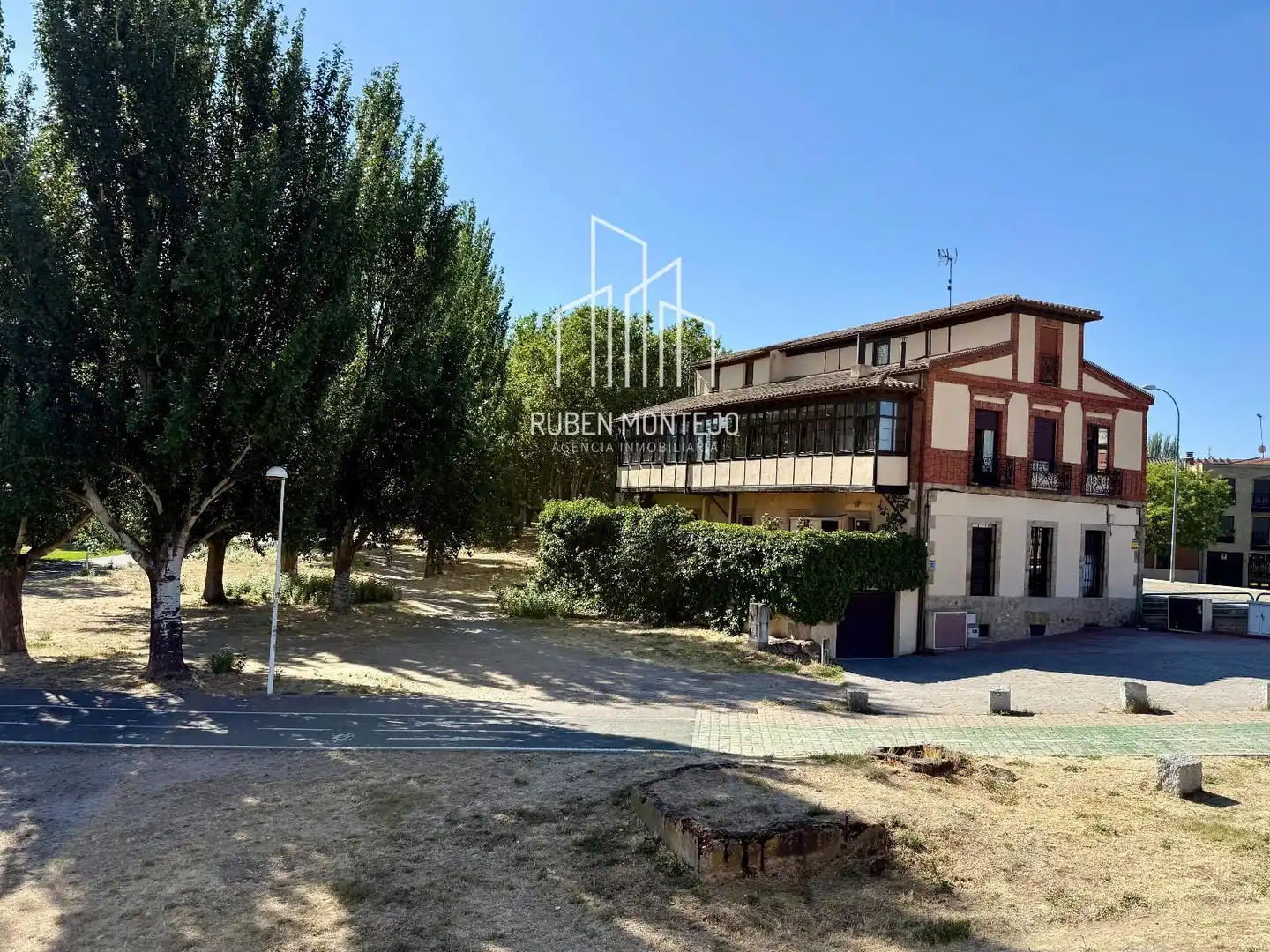 Außenansicht von Einfamilien-Reihenhaus zur Miete in Salamanca mit Heizung, Terrasse und Abstellraum