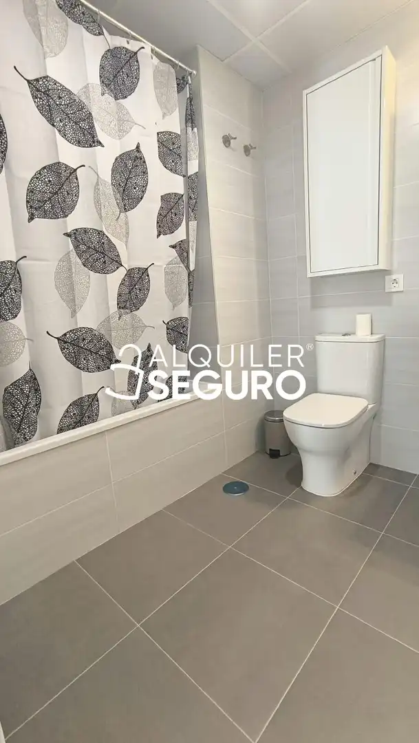 Baño de Piso de alquiler en Sevilla con Aire acondicionado, Trastero y Piscina