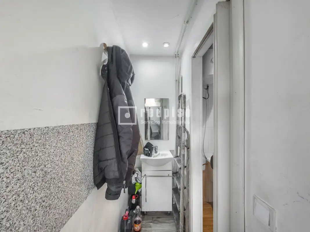 Habitación de Local en venta en Madrid