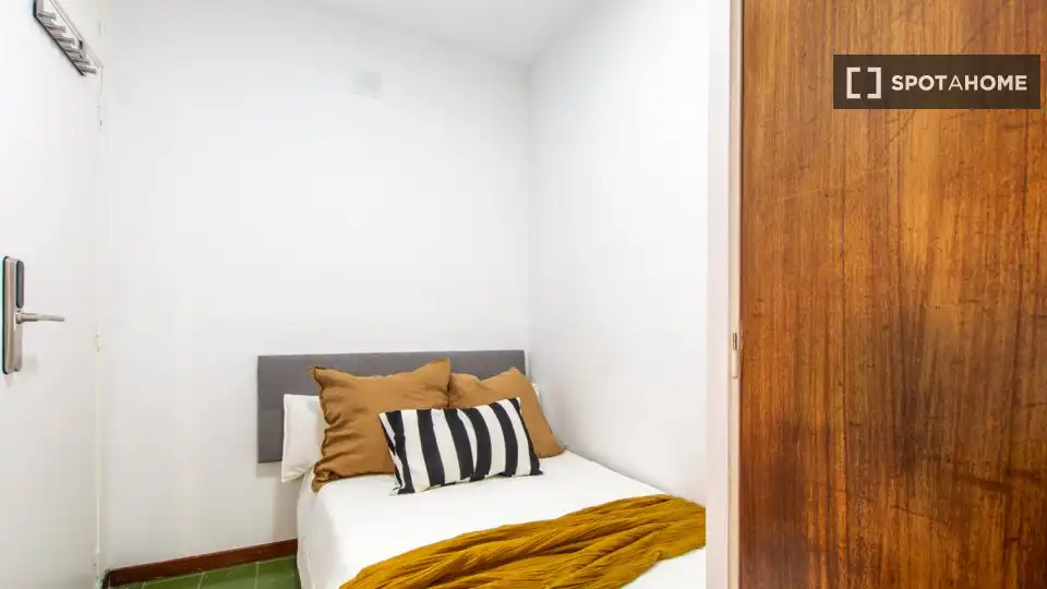 Bedroom of Flat for share in Madrid  with Air Conditioner, Terrace and Furnished
