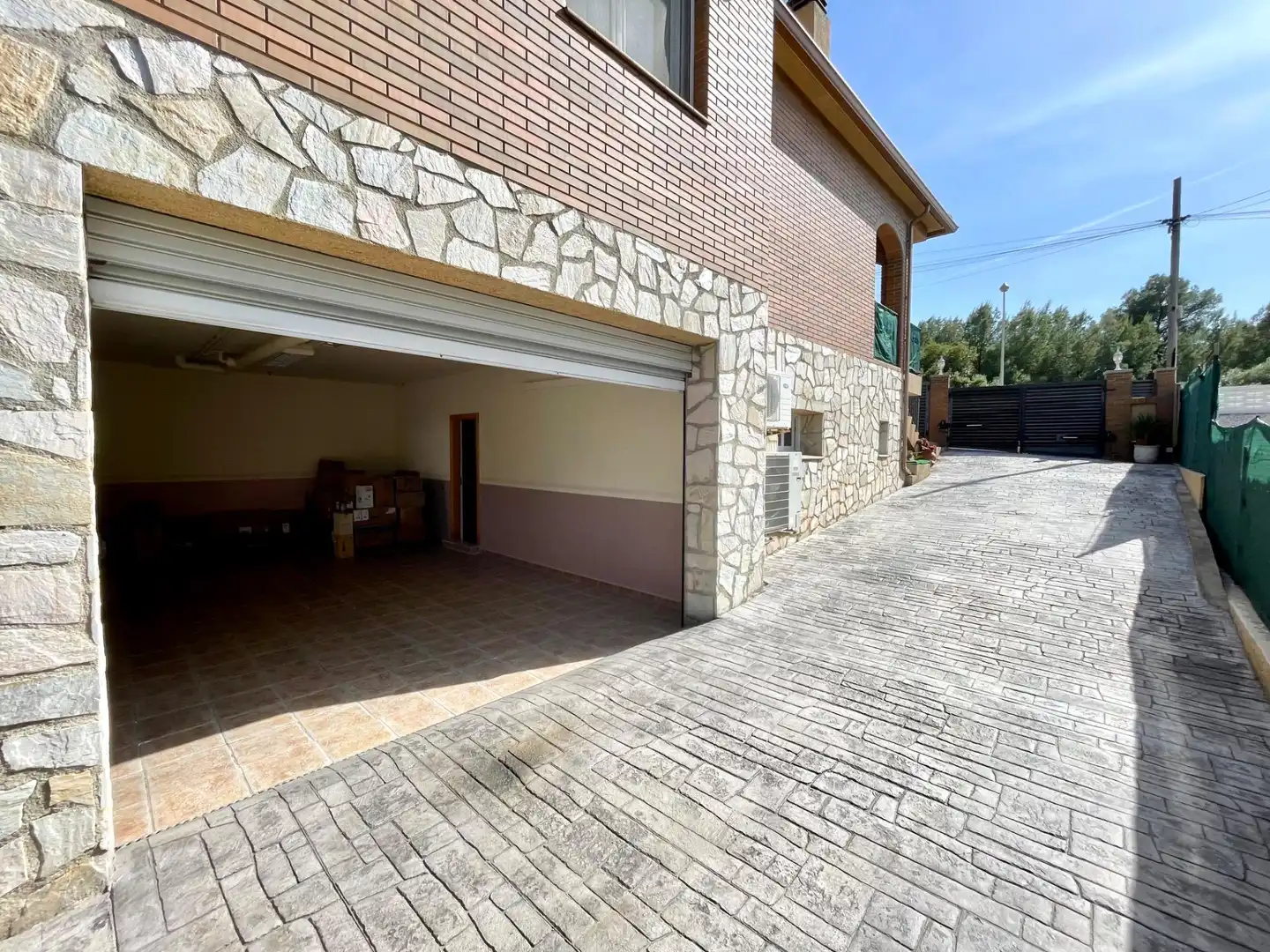 Vista exterior de Casa o xalet en venda en El Vendrell amb Aire condicionat, Jardí privat i Terrassa