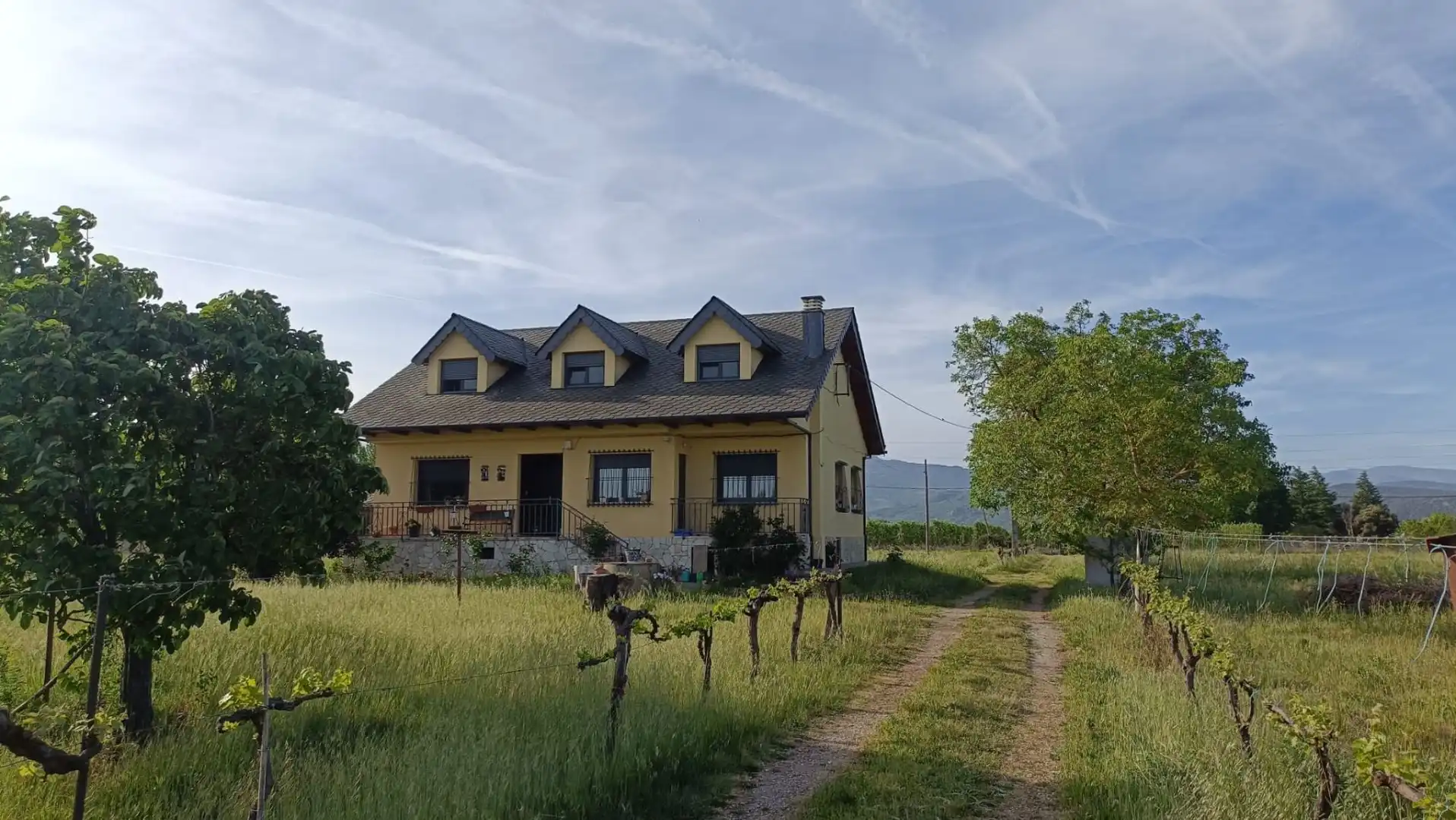 Vista exterior de Casa o xalet en venda en Carracedelo amb Calefacció, Jardí privat i Terrassa