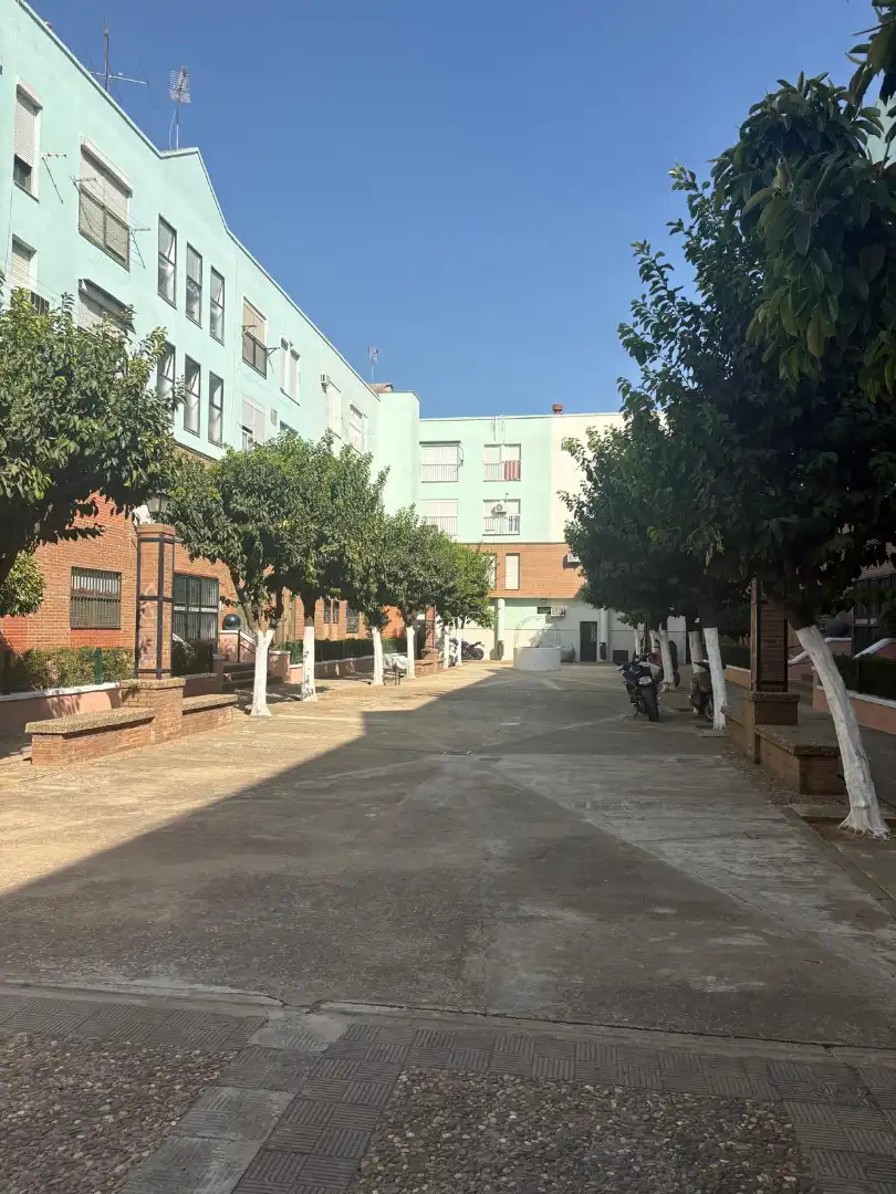 Vista exterior de Pis en venda en Sevilla amb Terrassa i Balcó