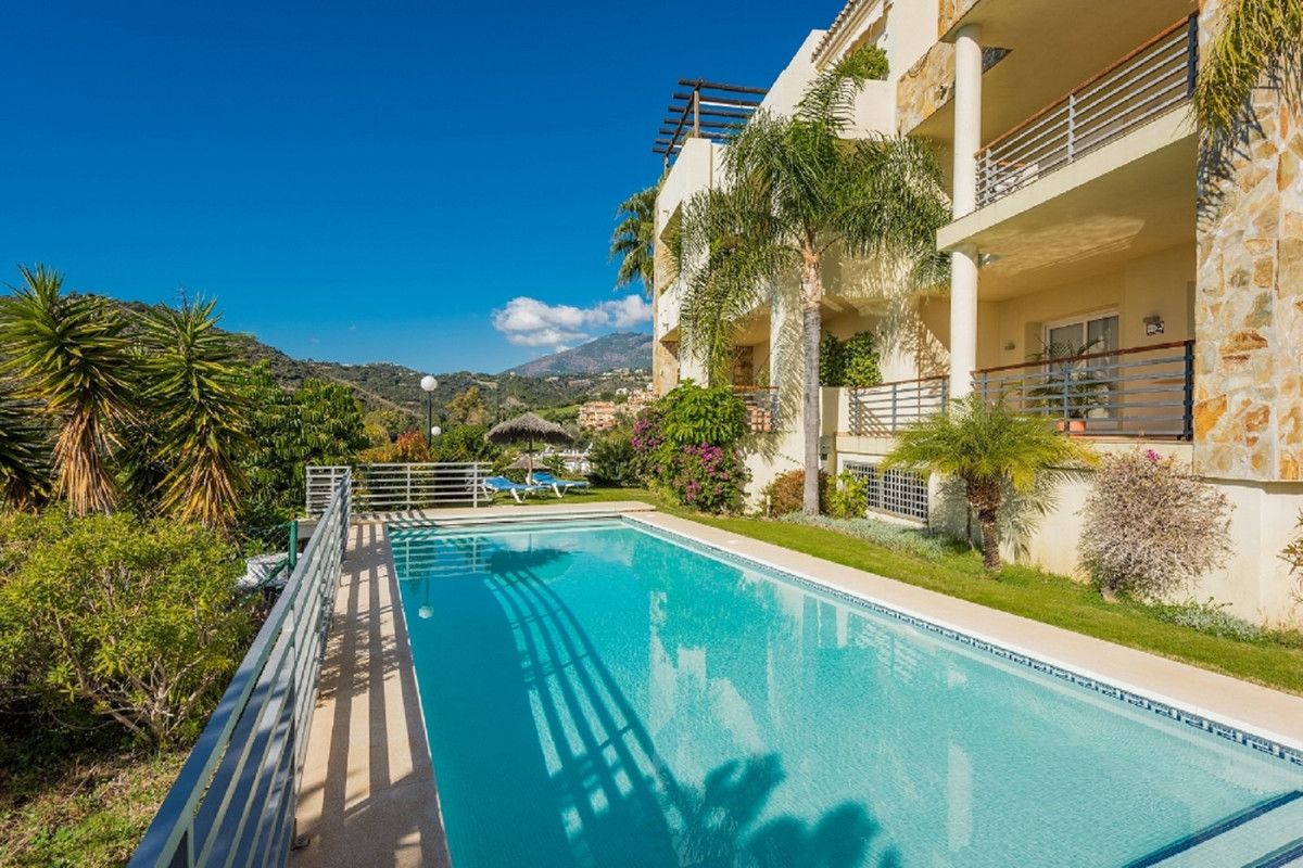 Piscina de Àtic de lloguer en Benahavís amb Aire condicionat, Terrassa i Traster