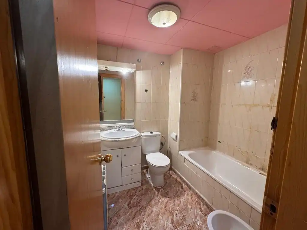 Badezimmer von Wohnung zum Verkauf in Blanes mit Heizung, Privatgarten und Balkon
