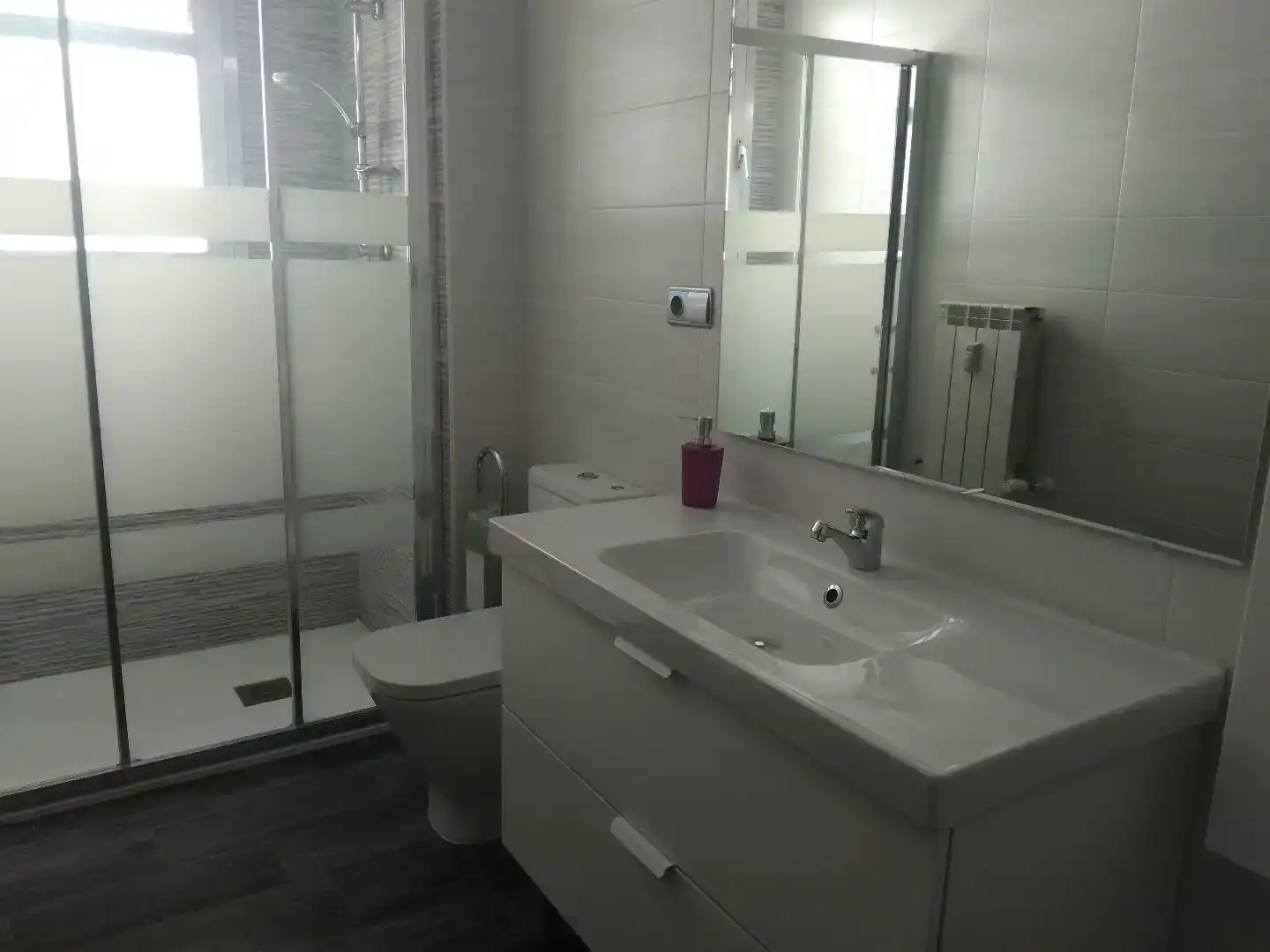 Badezimmer von Wohnung zur Miete in  Pamplona / Iruña mit Balkon