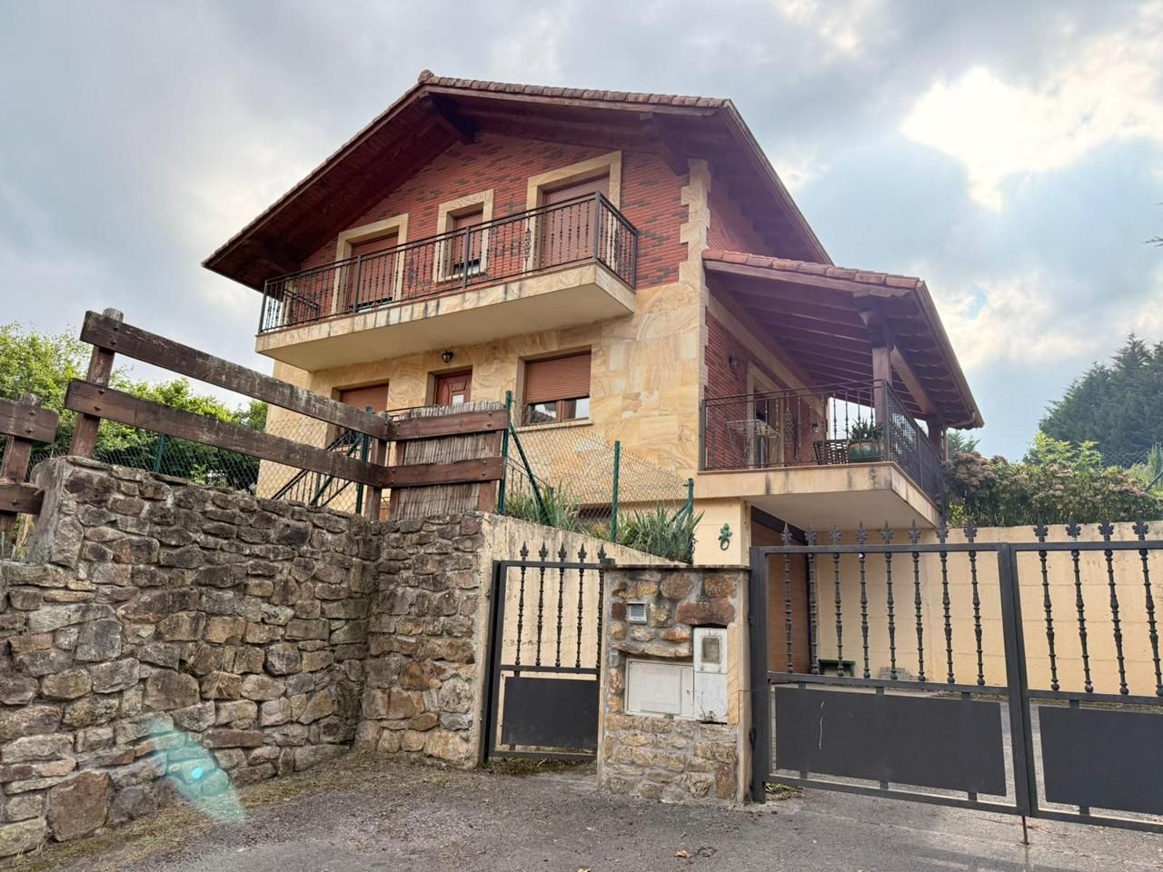 Vista exterior de Casa o xalet en venda en Rasines amb Calefacció, Jardí privat i Terrassa