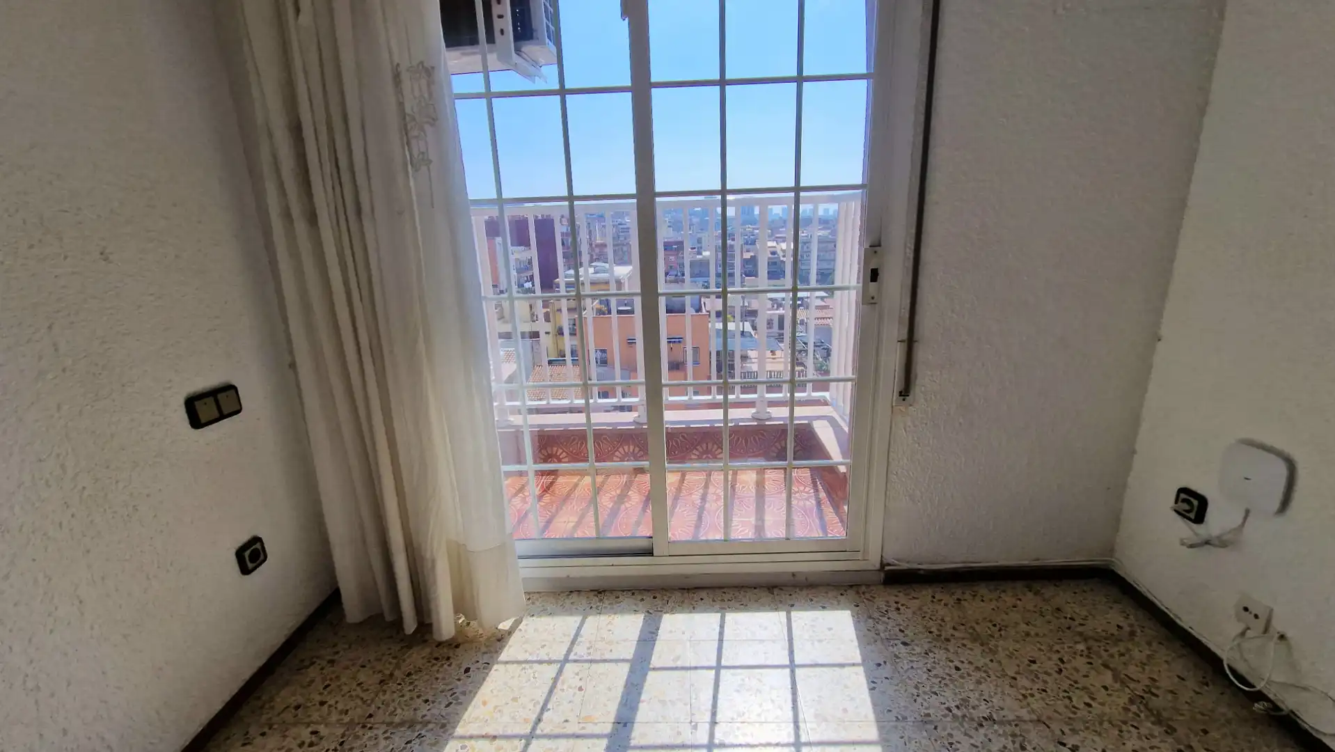 Schlafzimmer von Dachboden zum Verkauf in Santa Coloma de Gramenet mit Klimaanlage, Heizung und Terrasse
