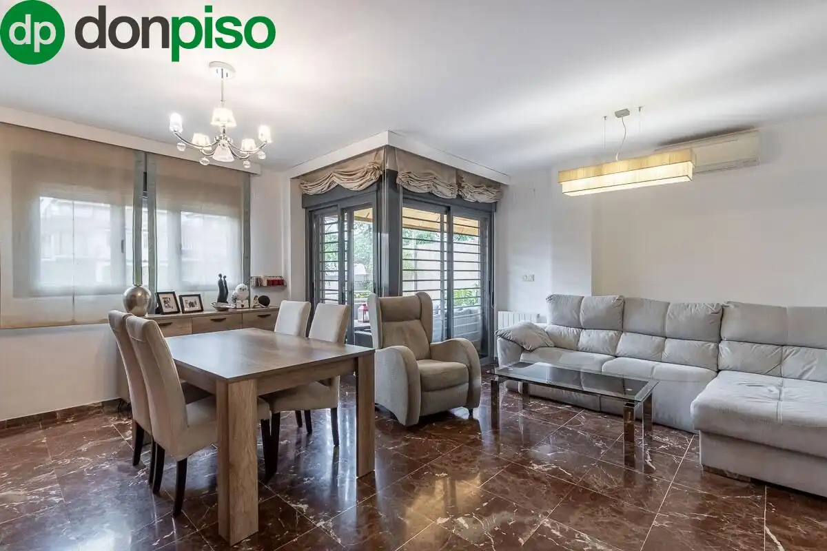Sala de estar de Casa adosada en venta en Armilla con Calefacción, Terraza y Amueblado
