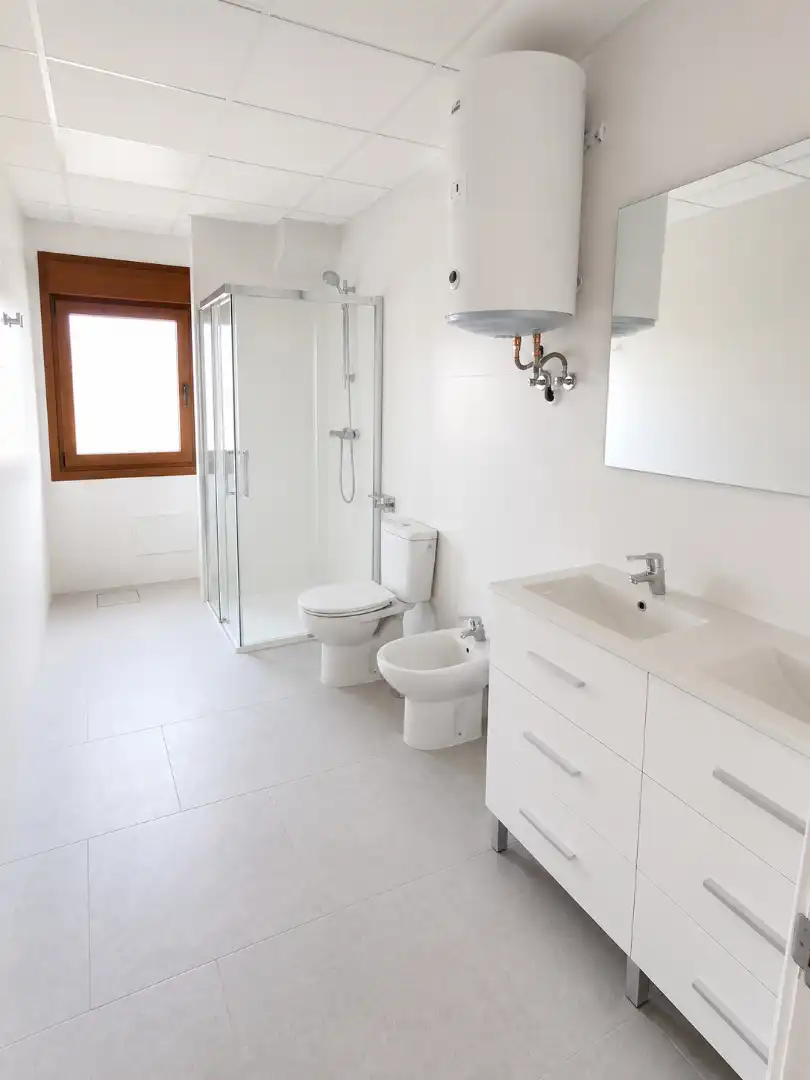 Badezimmer von Fabrikhallen zur Miete in Gijón  mit Heizung