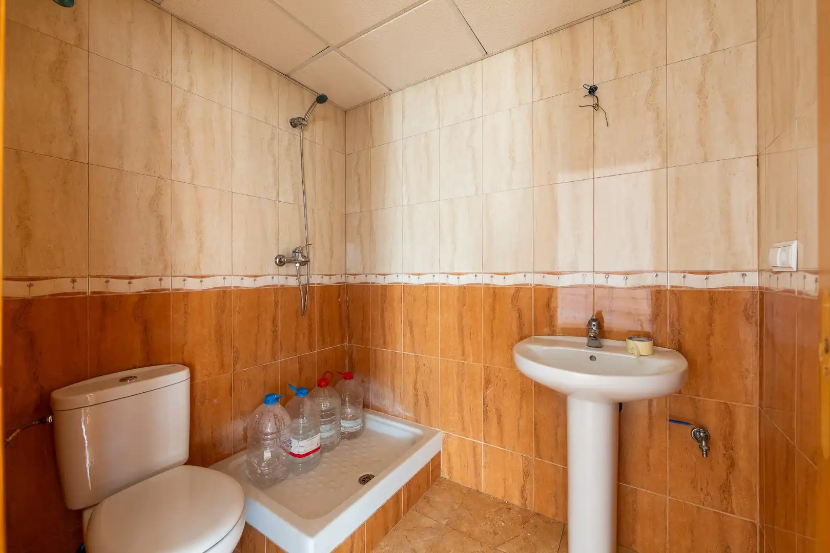 Badezimmer von Büro zur Miete in Vícar