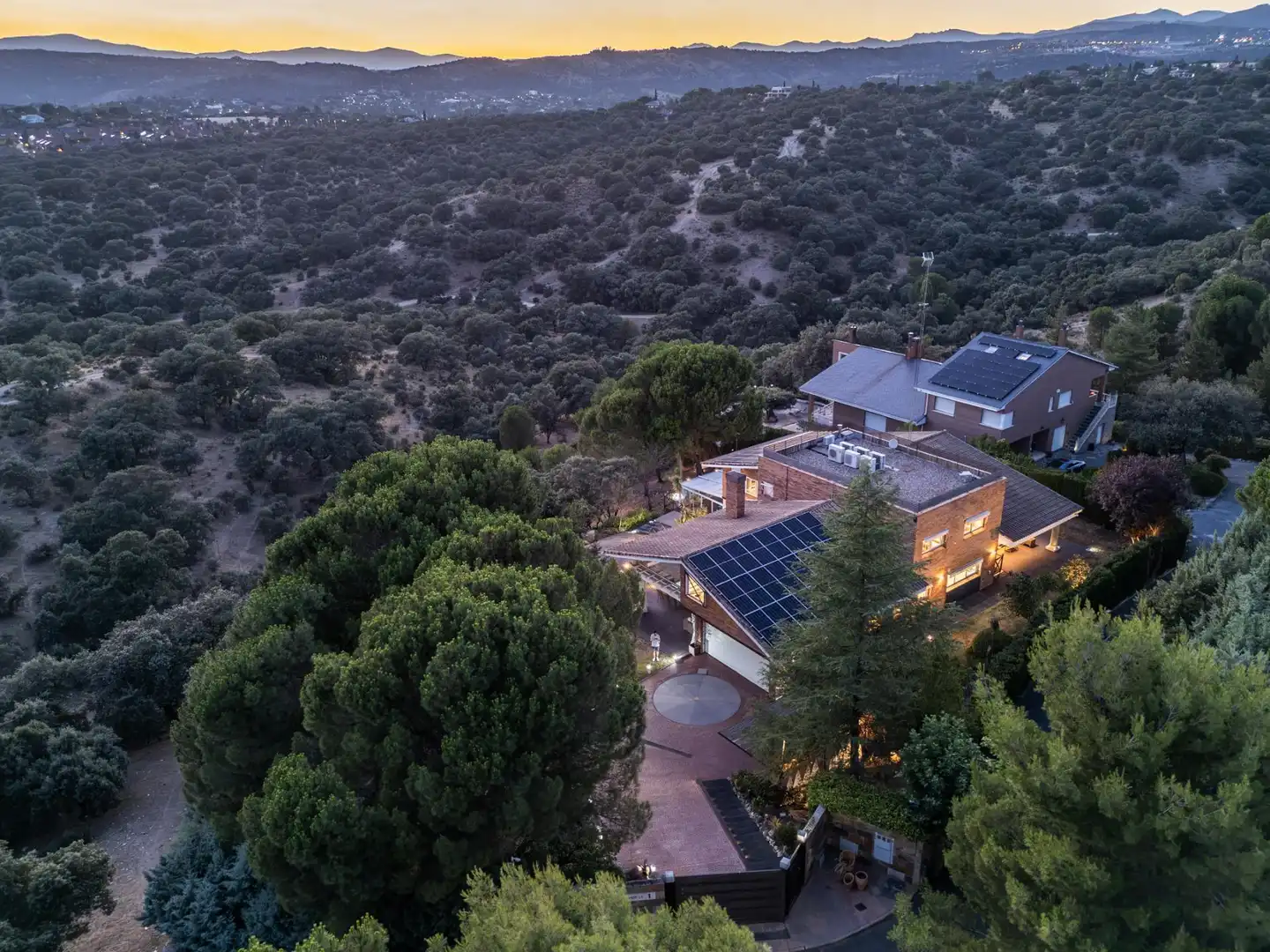 Vista exterior de Casa o xalet en venda en Las Rozas de Madrid amb Aire condicionat, Calefacció i Jardí privat