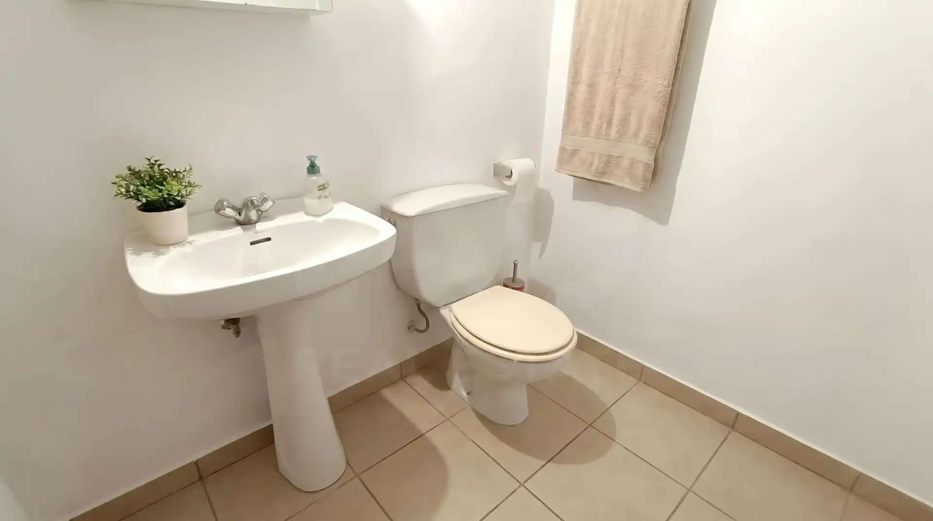 Bathroom of Garage for sale in Madrid