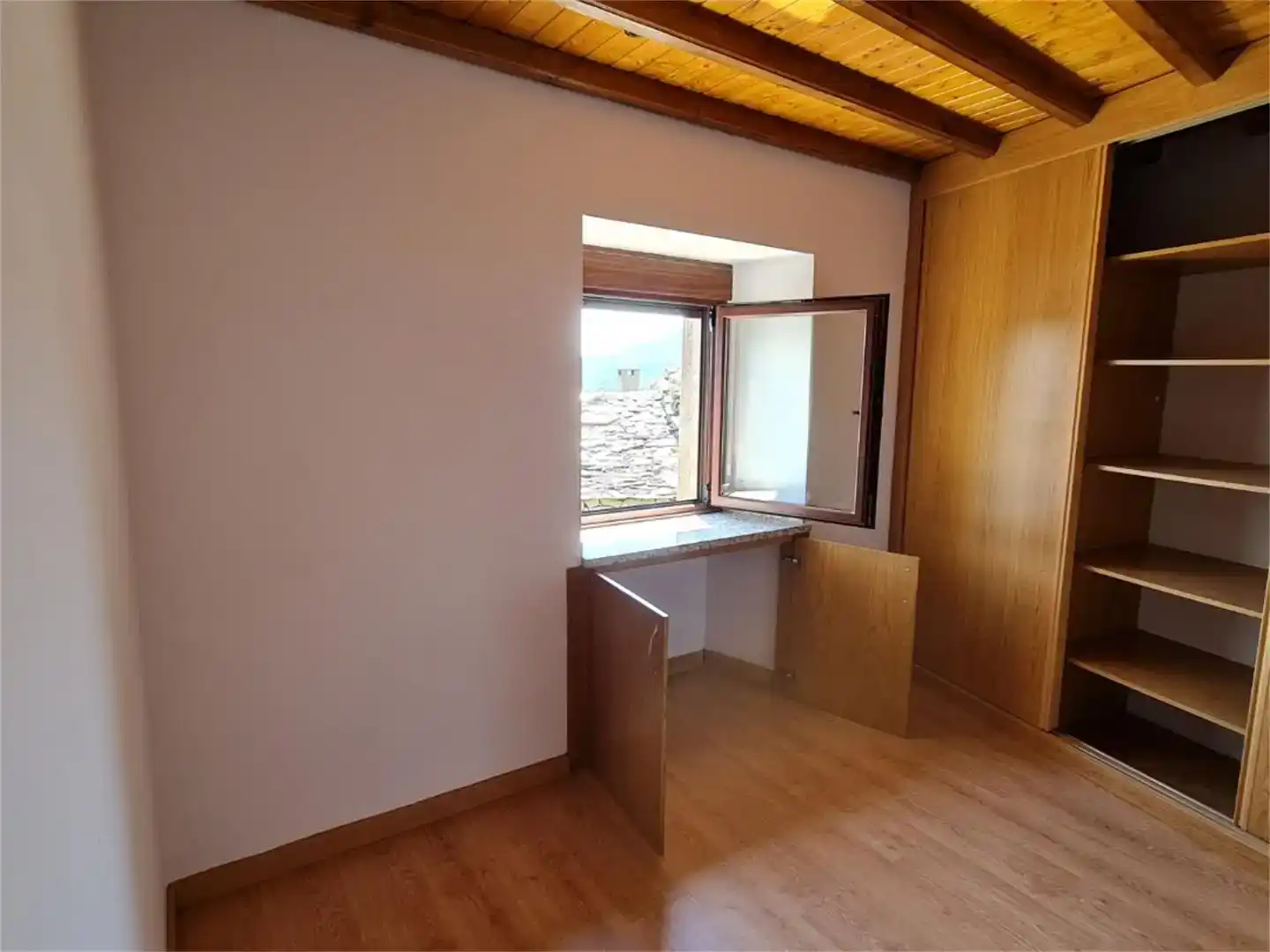 Menjador de Finca rústica en venda en Hermisende amb Jardí privat, Moblat i Balcó